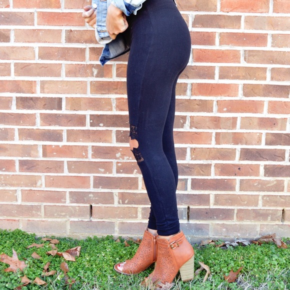 🎀New🎀 Lacey Romance Black Cut Out Knee Leggings - Picture 4 of 5